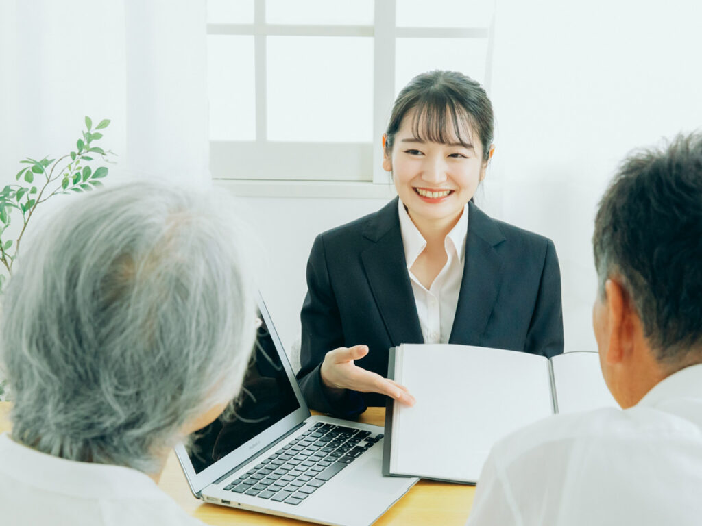 笑顔で説明する女性